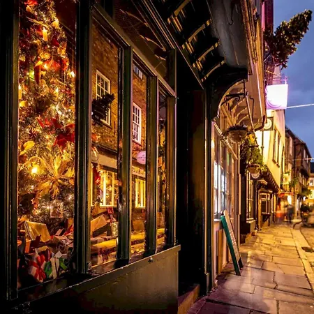 Pass The Keys Townhouse With Free Parking *