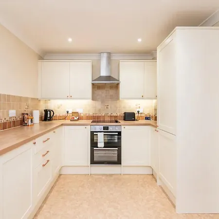 Pass The Keys 8 Fewster Way Cosy Townhouse With Free Parking Holiday home *