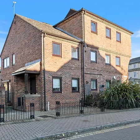 Pass The Keys Townhouse With Free Parking Holiday home York
