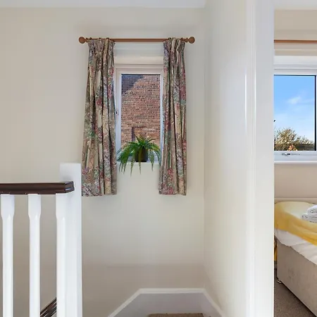 Pass The Keys Townhouse With Free Parking
