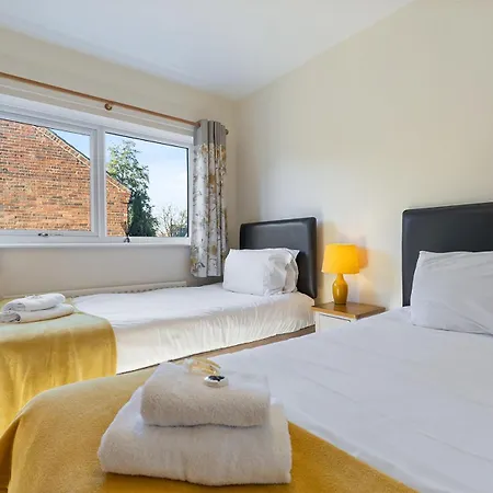 Pass The Keys 8 Fewster Way Cosy Townhouse With Free Parking * Йорк