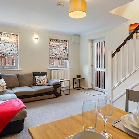 Дом отдыха Pass The Keys 8 Fewster Way Cosy Townhouse With Free Parking Йорк
