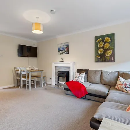 Pass The Keys 8 Fewster Way Cosy Townhouse With Free Parking Дом отдыха
